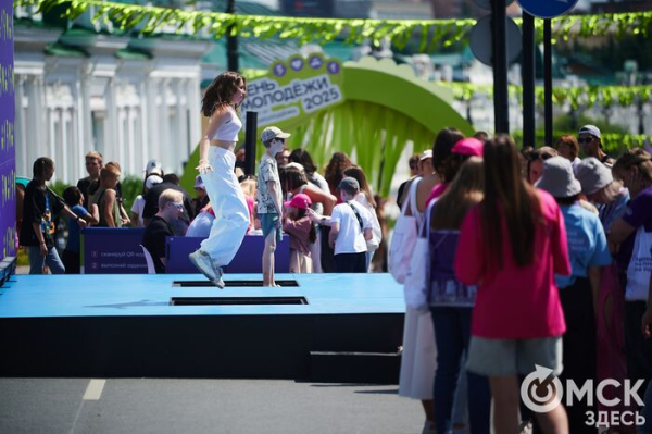 Трюки, известные актёры, "нашествие" блогеров: хайлайты Дня молодёжи-2025