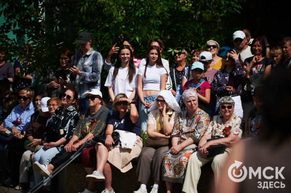Творчество во имя памяти. Артисты Омской драмы выступили под открытым небом Творчество во имя памяти. Артисты Омской драмы выступили под открытым небом