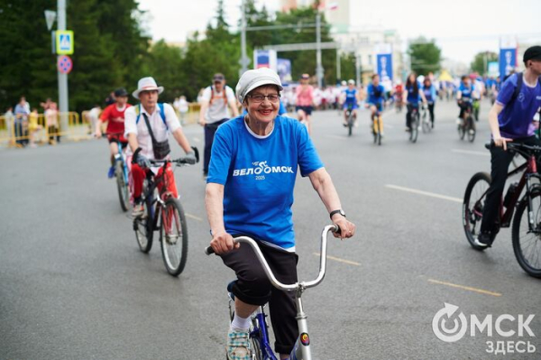 Участники "ВелоОмска" составили гигантский триколор