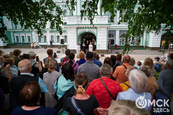 Творчество во имя памяти. Артисты Омской драмы выступили под открытым небом Творчество во имя памяти. Артисты Омской драмы выступили под открытым небом