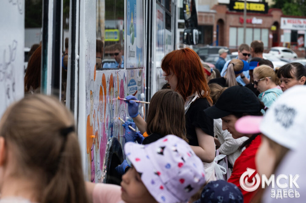 Автобусы стали раскраской для маленьких омичей