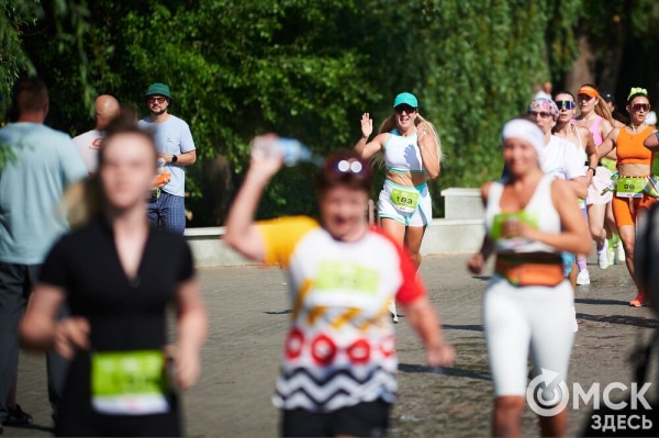 Ищи себя среди цветов: как прошёл самый красивый забег в Омске 