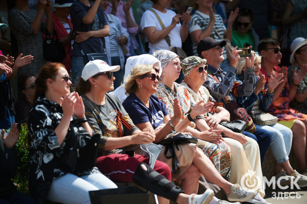 Творчество во имя памяти. Артисты Омской драмы выступили под открытым небом Творчество во имя памяти. Артисты Омской драмы выступили под открытым небом