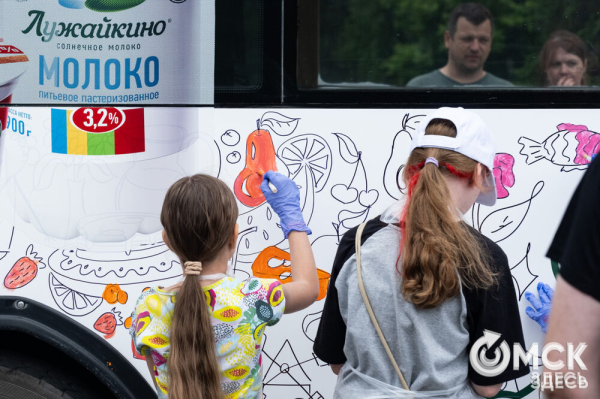 Автобусы стали раскраской для маленьких омичей