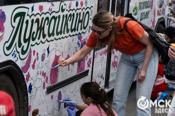 Автобусы стали раскраской для маленьких омичей