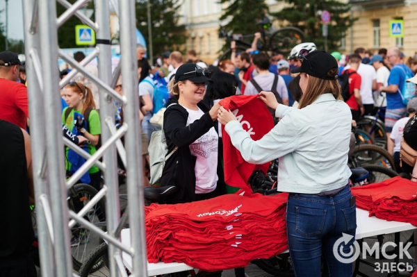 Участники "ВелоОмска" составили гигантский триколор