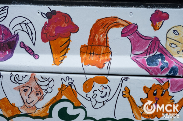 Автобусы стали раскраской для маленьких омичей