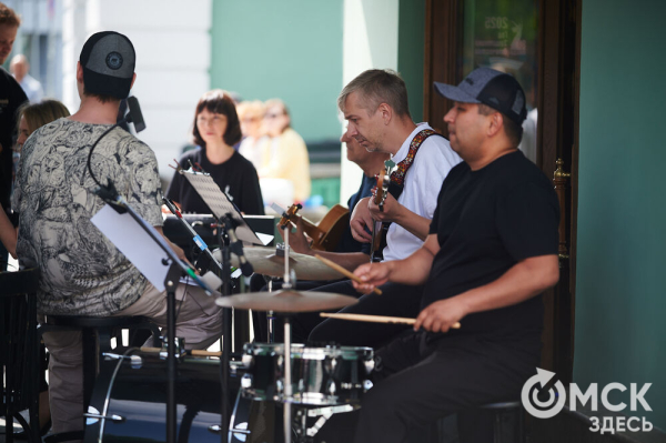Творчество во имя памяти. Артисты Омской драмы выступили под открытым небом Творчество во имя памяти. Артисты Омской драмы выступили под открытым небом