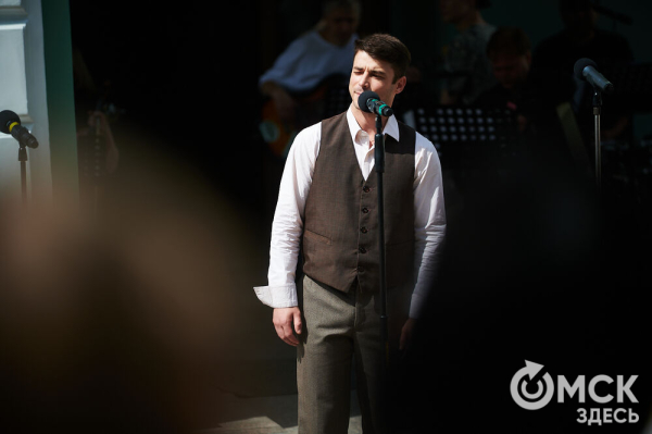 Творчество во имя памяти. Артисты Омской драмы выступили под открытым небом Творчество во имя памяти. Артисты Омской драмы выступили под открытым небом