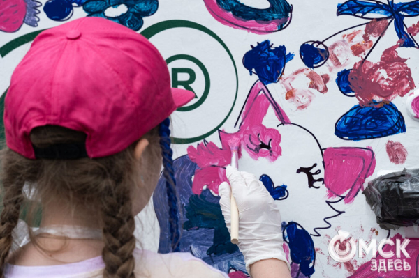 Автобусы стали раскраской для маленьких омичей