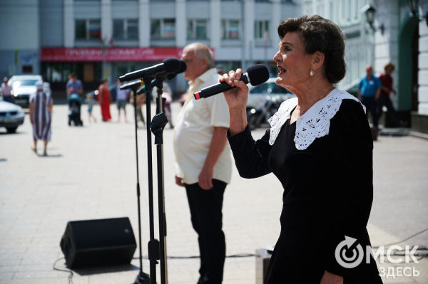Творчество во имя памяти. Артисты Омской драмы выступили под открытым небом Творчество во имя памяти. Артисты Омской драмы выступили под открытым небом