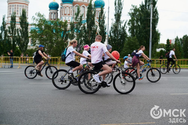 Участники "ВелоОмска" составили гигантский триколор