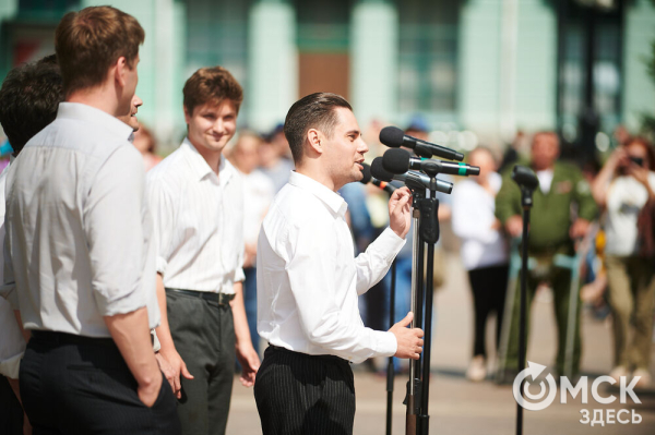 Творчество во имя памяти. Артисты Омской драмы выступили под открытым небом Творчество во имя памяти. Артисты Омской драмы выступили под открытым небом