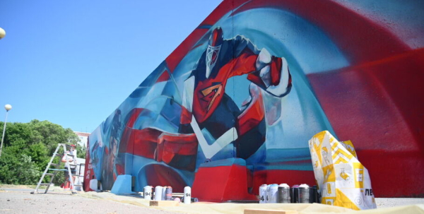 Хоккейная история на заборе. Показываем, как появляются красочные изображения вокруг СКК им. Блинова