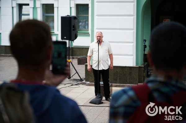 Творчество во имя памяти. Артисты Омской драмы выступили под открытым небом Творчество во имя памяти. Артисты Омской драмы выступили под открытым небом