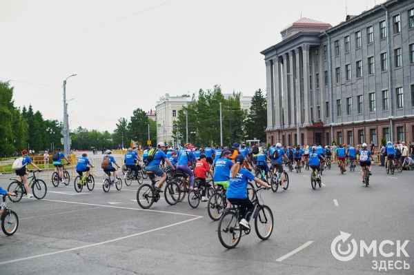 Участники "ВелоОмска" составили гигантский триколор