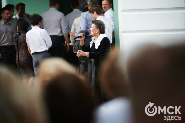 Творчество во имя памяти. Артисты Омской драмы выступили под открытым небом Творчество во имя памяти. Артисты Омской драмы выступили под открытым небом