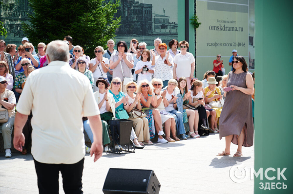 Творчество во имя памяти. Артисты Омской драмы выступили под открытым небом Творчество во имя памяти. Артисты Омской драмы выступили под открытым небом