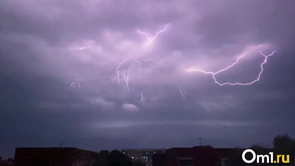 &laquo;Аж в дрожь бросило&raquo;: мощная гроза в Омске попала на видео