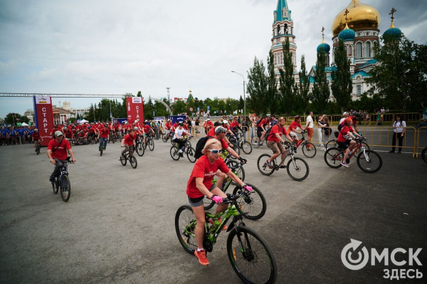 Участники "ВелоОмска" составили гигантский триколор