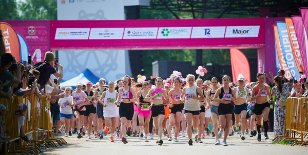 Красиво бегут: Омск готовится к женскому старту