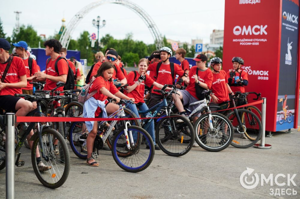 Участники "ВелоОмска" составили гигантский триколор