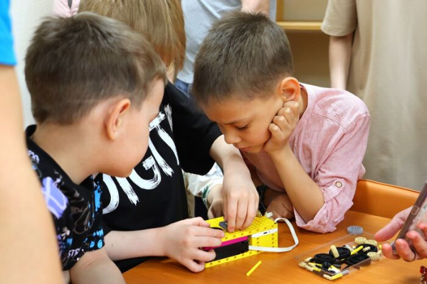 Цифровые детективы: омские семьи раскрыли код на интерактивном ИТ-квесте