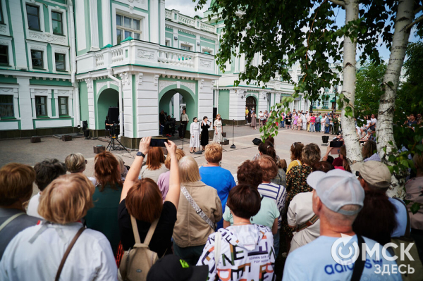 Творчество во имя памяти. Артисты Омской драмы выступили под открытым небом Творчество во имя памяти. Артисты Омской драмы выступили под открытым небом