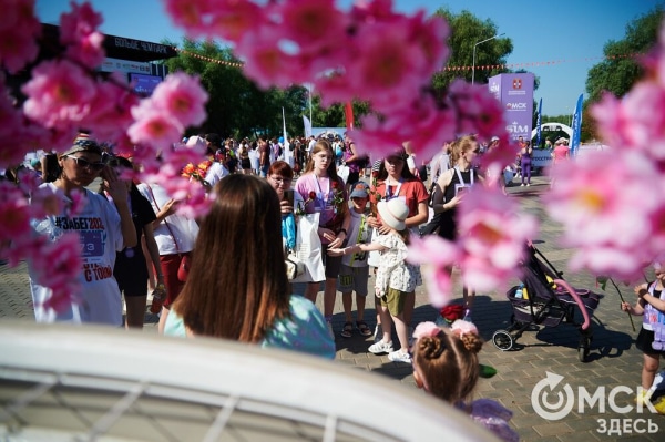 Ищи себя среди цветов: как прошёл самый красивый забег в Омске 