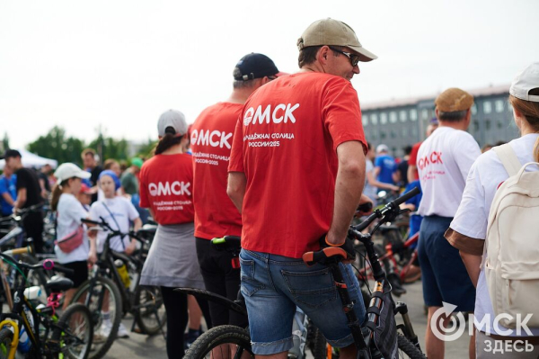 Участники "ВелоОмска" составили гигантский триколор