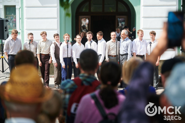 Творчество во имя памяти. Артисты Омской драмы выступили под открытым небом Творчество во имя памяти. Артисты Омской драмы выступили под открытым небом