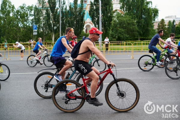 Участники "ВелоОмска" составили гигантский триколор