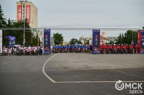 Участники "ВелоОмска" составили гигантский триколор