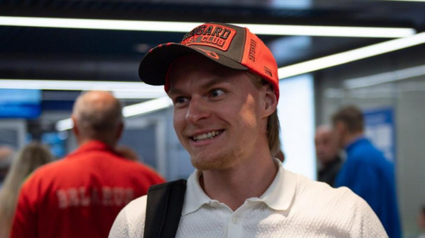 В Омск прилетел новичок «Авангарда» Василий Пономарёв