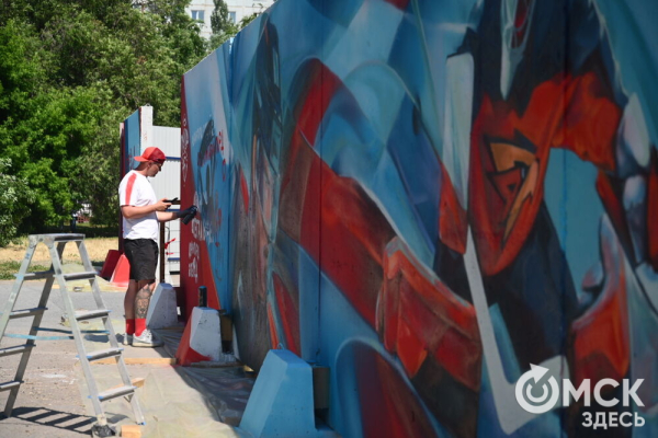 Хоккейная история на заборе. Показываем, как появляются красочные изображения вокруг СКК им. Блинова