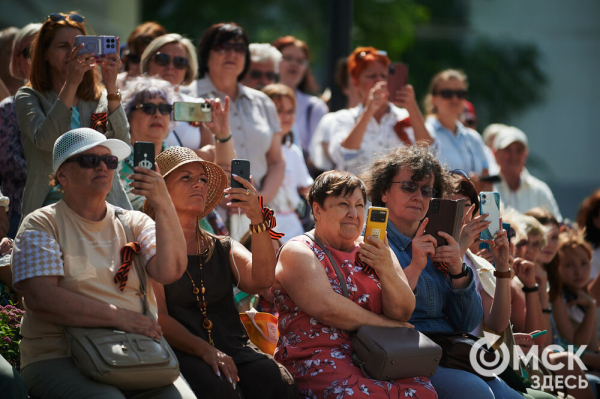 Творчество во имя памяти. Артисты Омской драмы выступили под открытым небом Творчество во имя памяти. Артисты Омской драмы выступили под открытым небом