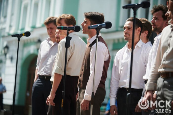 Творчество во имя памяти. Артисты Омской драмы выступили под открытым небом Творчество во имя памяти. Артисты Омской драмы выступили под открытым небом