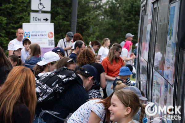 Автобусы стали раскраской для маленьких омичей
