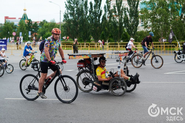 Участники "ВелоОмска" составили гигантский триколор