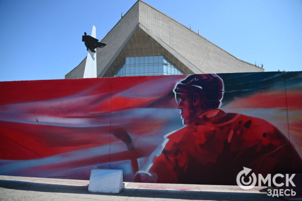 Хоккейная история на заборе. Показываем, как появляются красочные изображения вокруг СКК им. Блинова