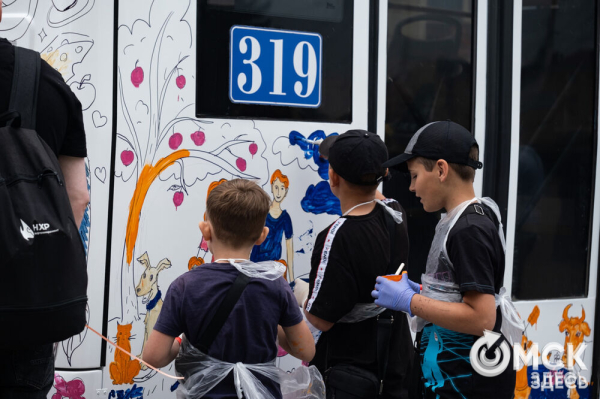 Автобусы стали раскраской для маленьких омичей