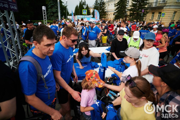 Участники "ВелоОмска" составили гигантский триколор