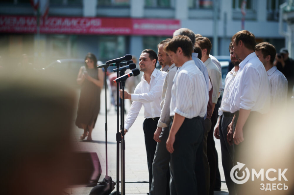 Творчество во имя памяти. Артисты Омской драмы выступили под открытым небом Творчество во имя памяти. Артисты Омской драмы выступили под открытым небом