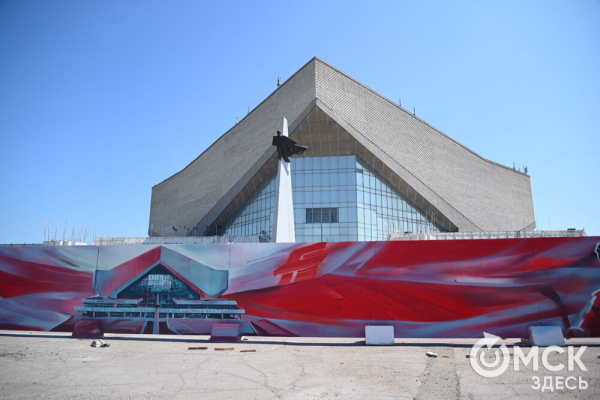 Хоккейная история на заборе. Показываем, как появляются красочные изображения вокруг СКК им. Блинова