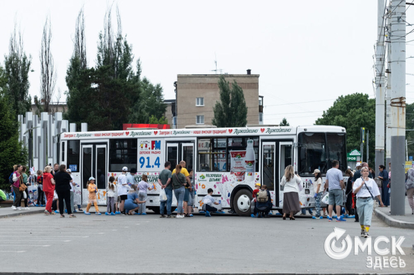 Автобусы стали раскраской для маленьких омичей