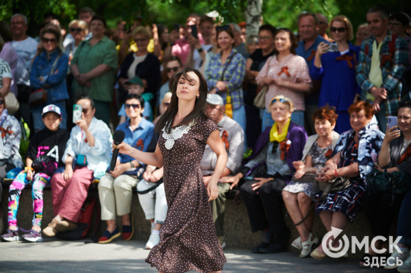 Творчество во имя памяти. Артисты Омской драмы выступили под открытым небом Творчество во имя памяти. Артисты Омской драмы выступили под открытым небом
