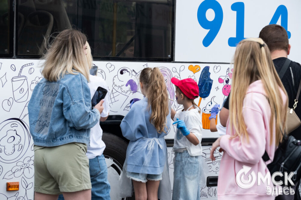 Автобусы стали раскраской для маленьких омичей