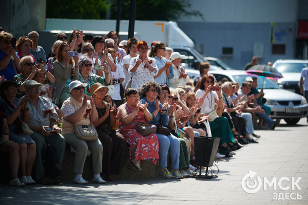 Творчество во имя памяти. Артисты Омской драмы выступили под открытым небом Творчество во имя памяти. Артисты Омской драмы выступили под открытым небом