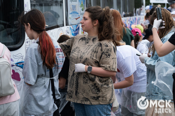 Автобусы стали раскраской для маленьких омичей