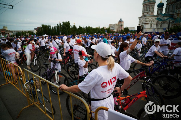 Участники "ВелоОмска" составили гигантский триколор
